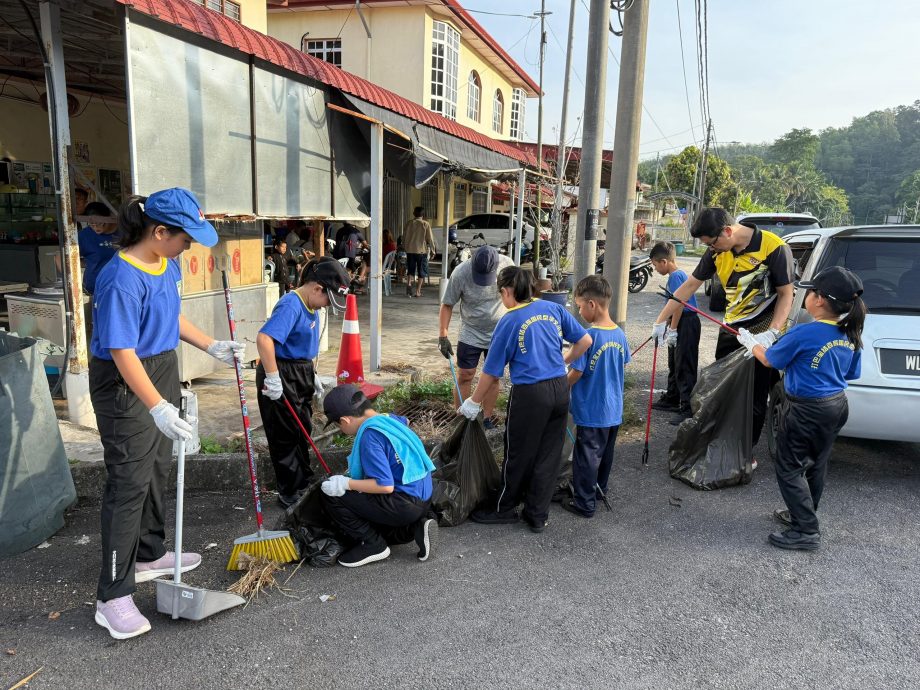 小学生参与宝结百家新村大扫除  不嫌脏臭齐心护社区家园