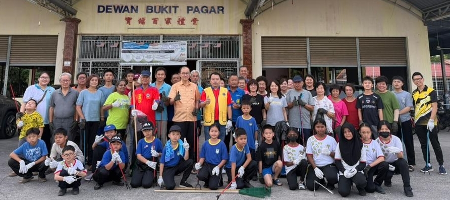 小学生参与宝结百家新村大扫除  不嫌脏臭齐心护社区家园
