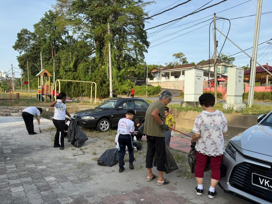 小学生参与宝结百家新村大扫除  不嫌脏臭齐心护社区家园