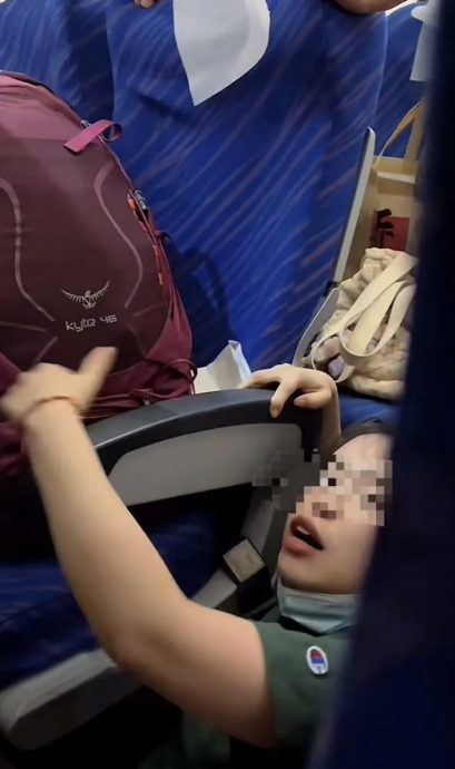 屁孩踼椅背还滋事　 乘客机上大打出手