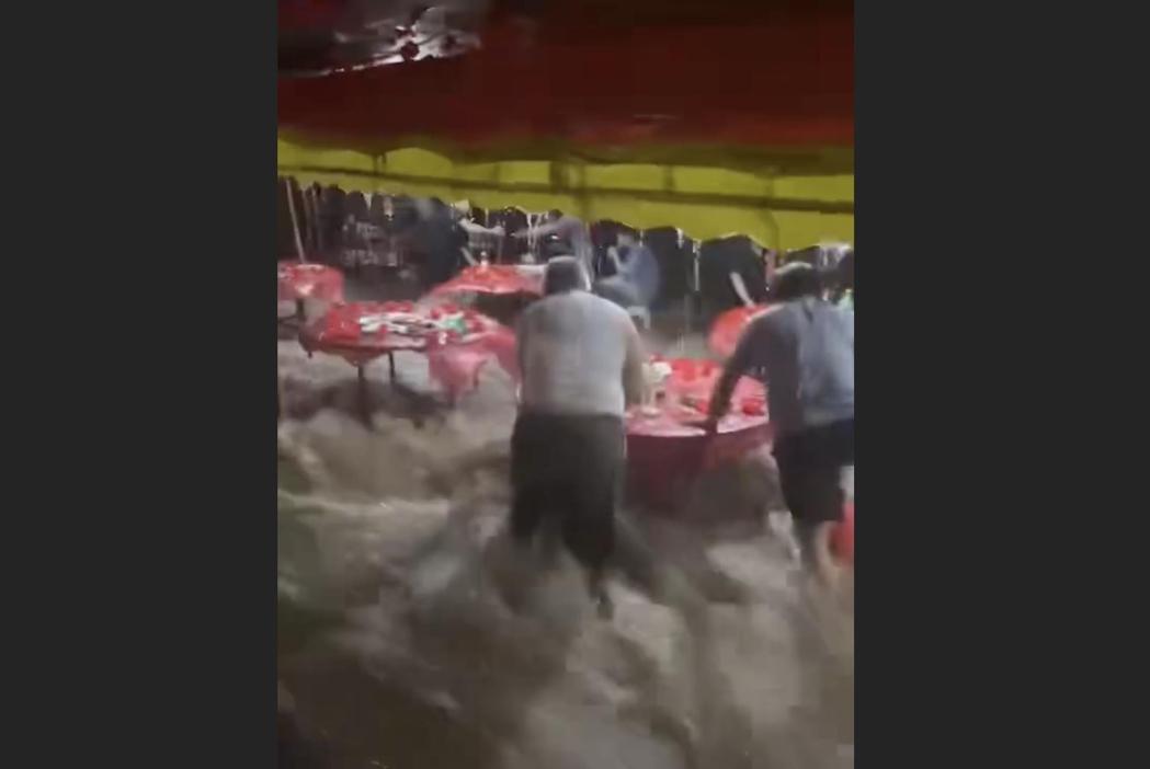 山西喜宴遇暴雨秒变“流水席”村民：还好菜保住了