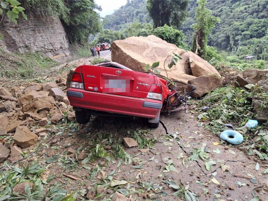 巨石砸中汽车 2男当场丧命