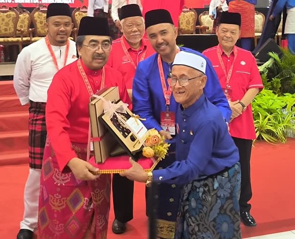 已签发 全国:佐哈利自荐当巫统柔州竞选军师