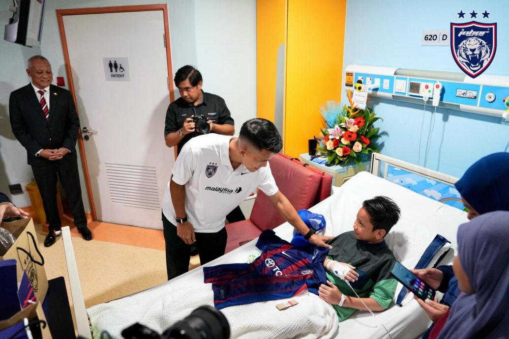 已签发 全国：获柔摄政王在“臭臭”亲笔签名 遭霸凌10岁癌童开心不已