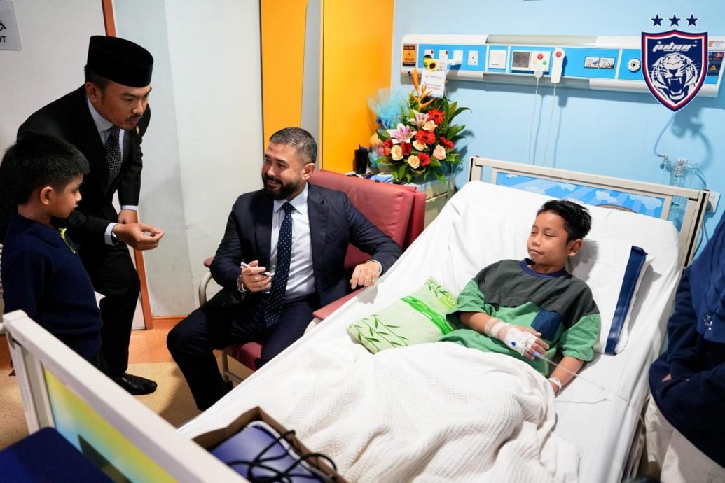 已签发 全国：获柔摄政王在“臭臭”亲笔签名 遭霸凌10岁癌童开心不已