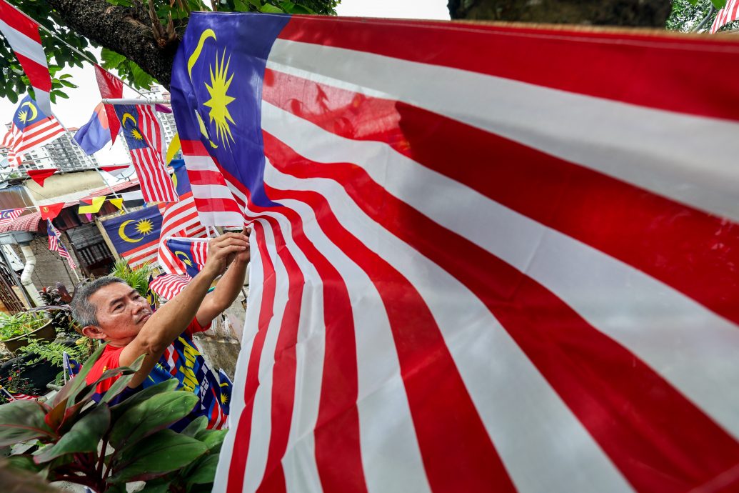 已签发 柔：住家挂满国旗州旗 喜迎国庆月