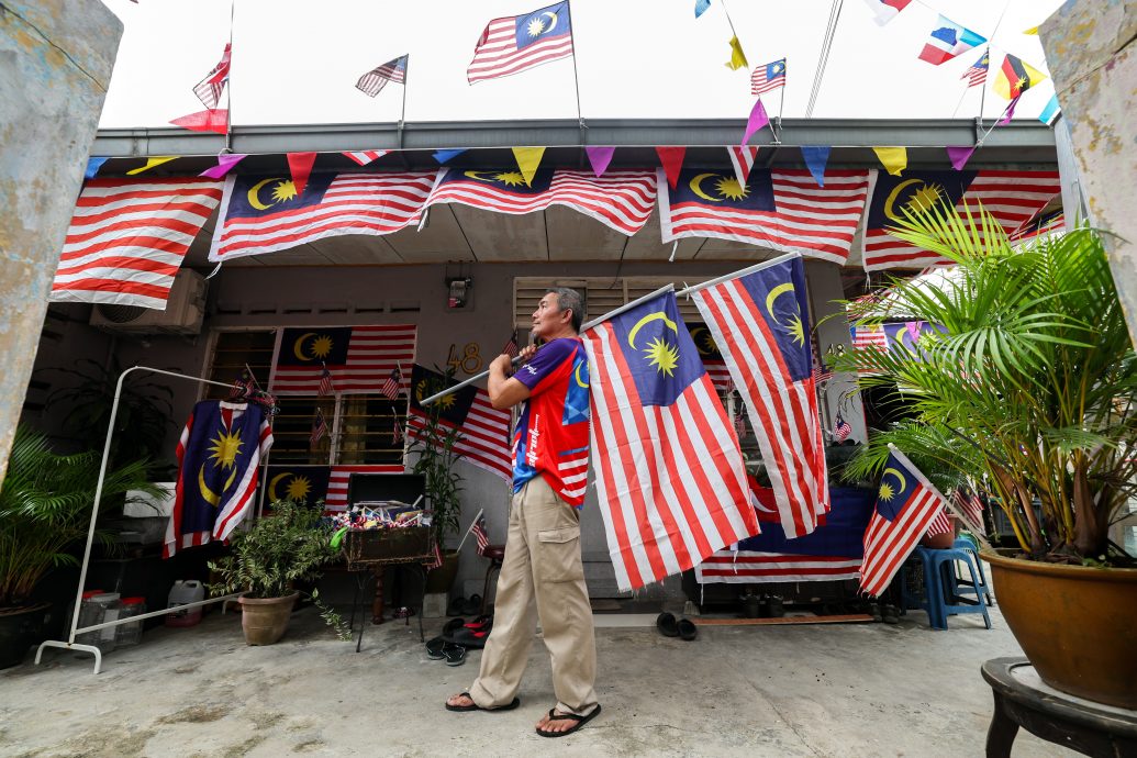 已签发 柔：住家挂满国旗州旗 喜迎国庆月