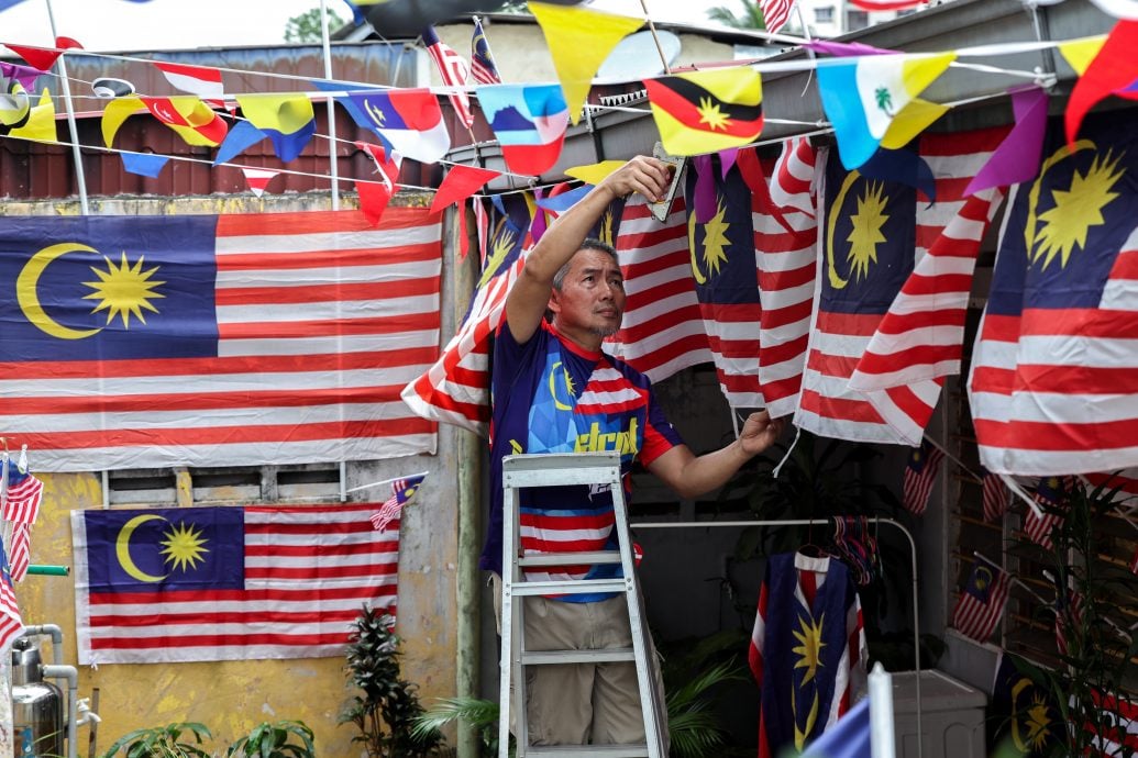 已签发 柔：住家挂满国旗州旗 喜迎国庆月