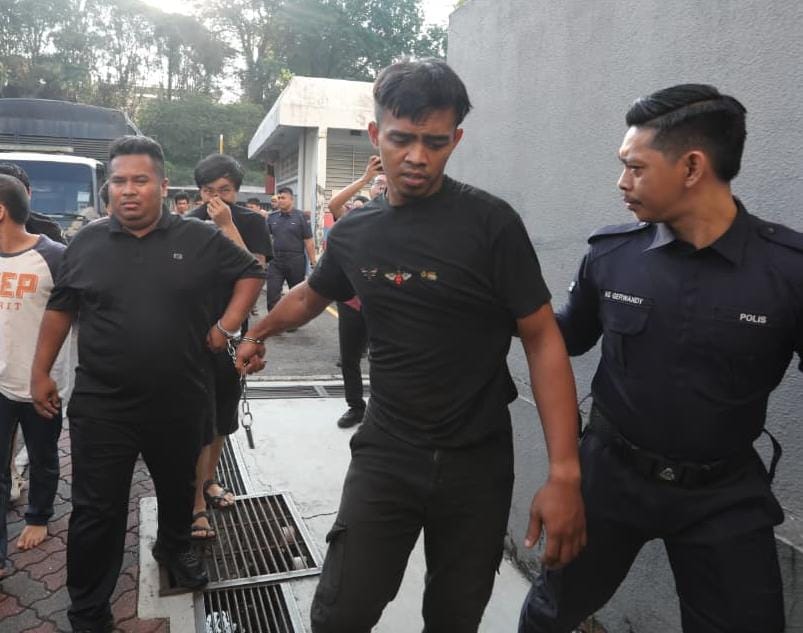 已签发 柔:冒充警察,勒索一对情侣,两保安不认罪