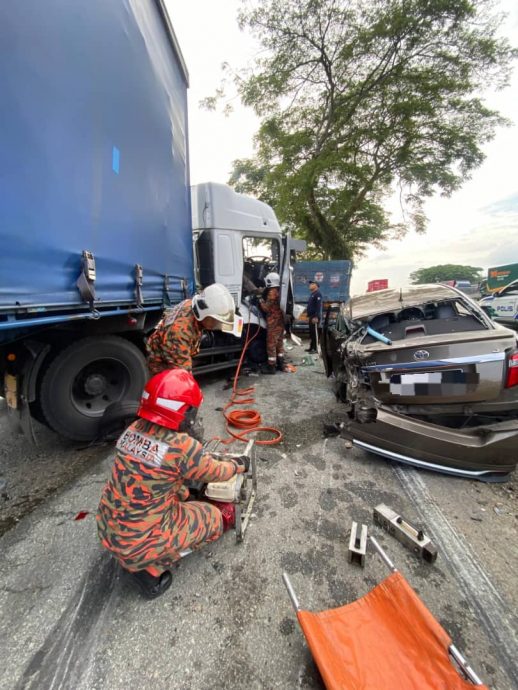 已签发 柔：南北大道三车碰撞 两罗里一汽车3人伤