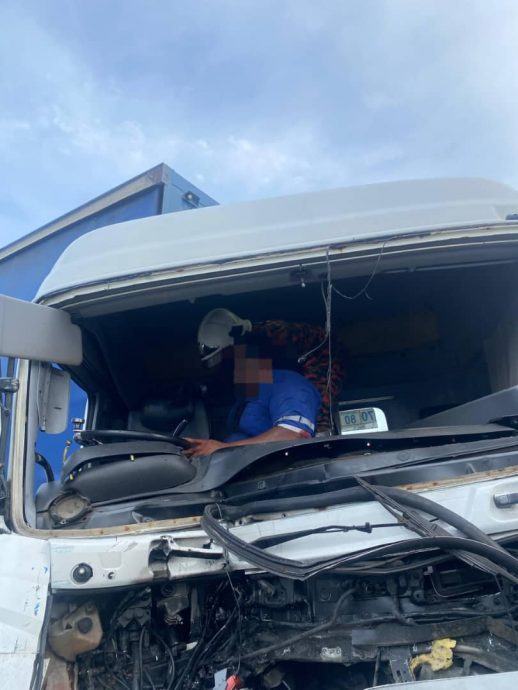 已签发 柔：南北大道三车碰撞 两罗里一汽车3人伤