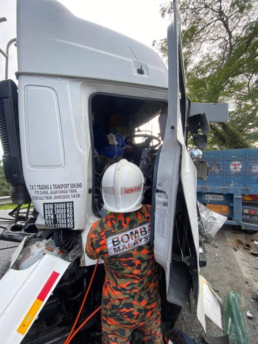 已签发 柔：南北大道三车碰撞 两罗里一汽车3人伤