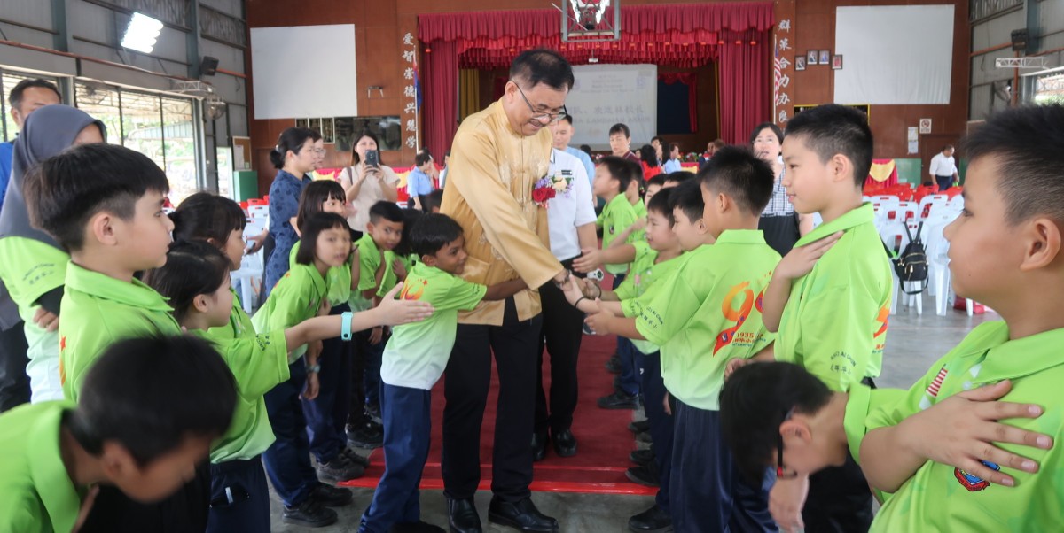 已签发 柔:服务杏坛37年,爱群华小欢送林道义