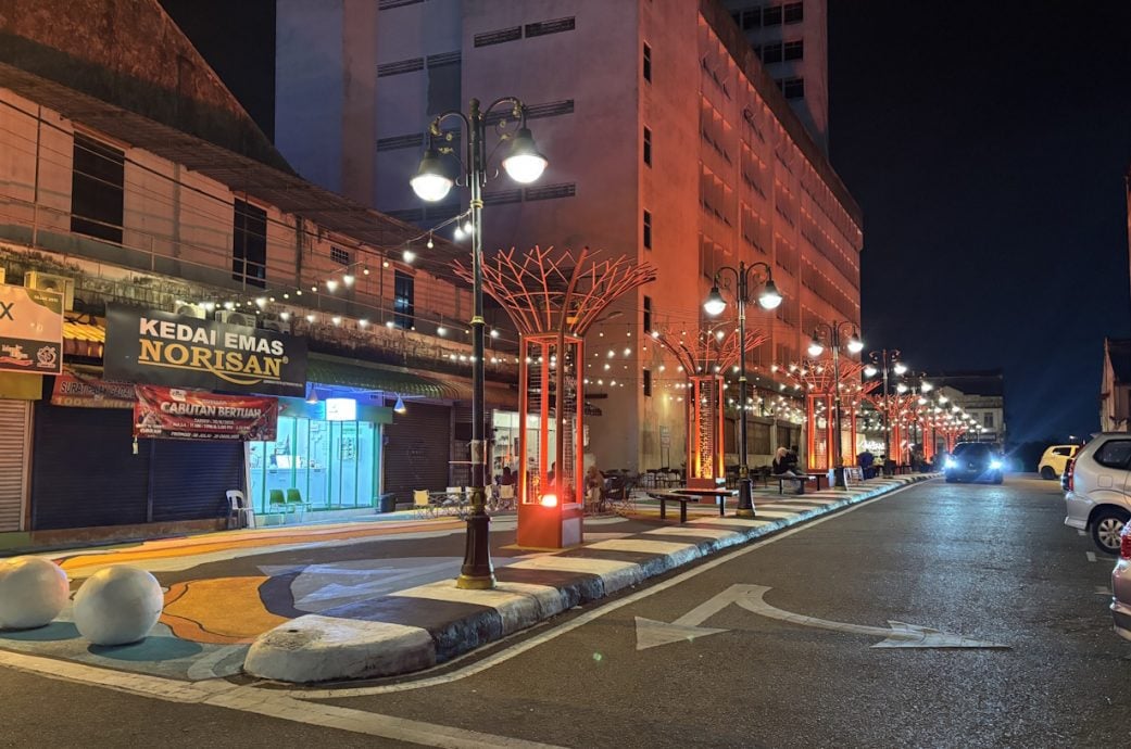 已签发 柔：民生特工队：年轻人成群凌晨聚集昔加末旧市区“树下巷子”聊天打闹，扰人清梦