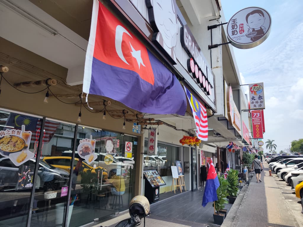 已签发 柔：版三头：新山市长：加强巡查确保正确悬挂国旗州旗，违规者将被调查并采取行动