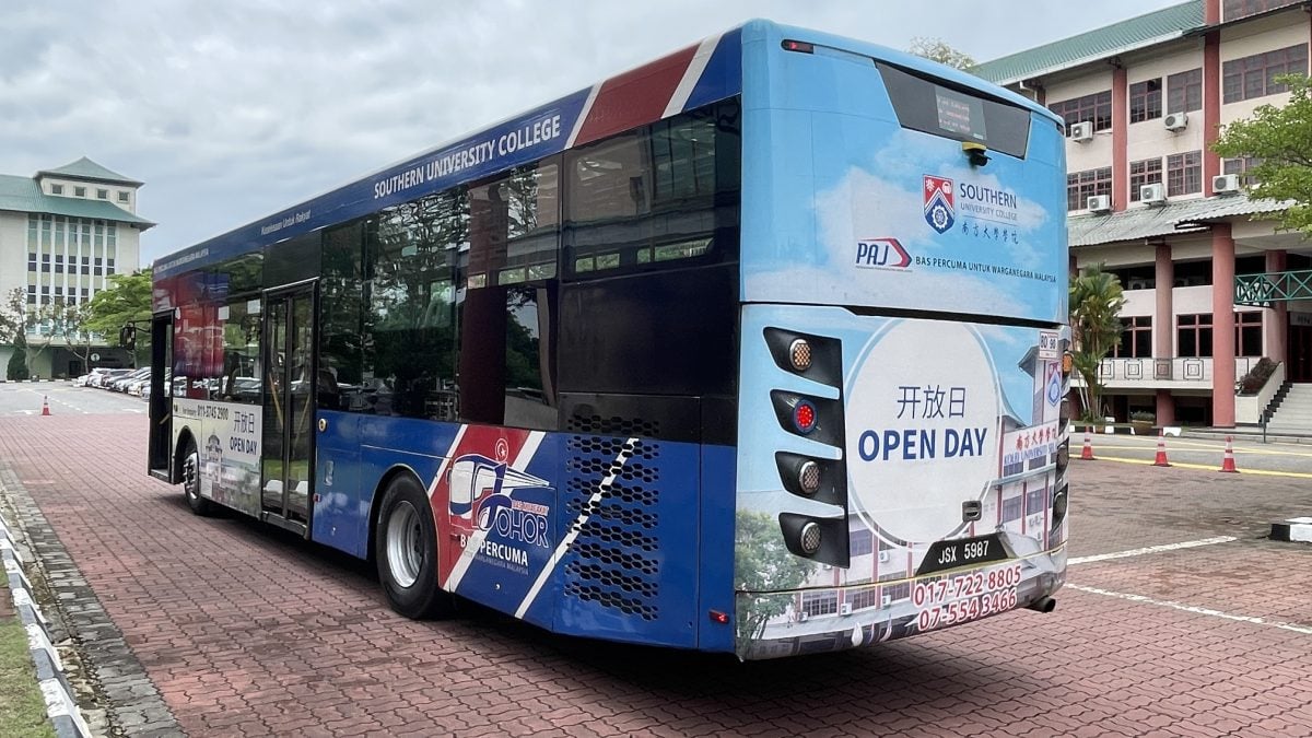 已签发 柔:版头之一:为开放日造势,南方大学学院与PAJ合作投放巴士广告