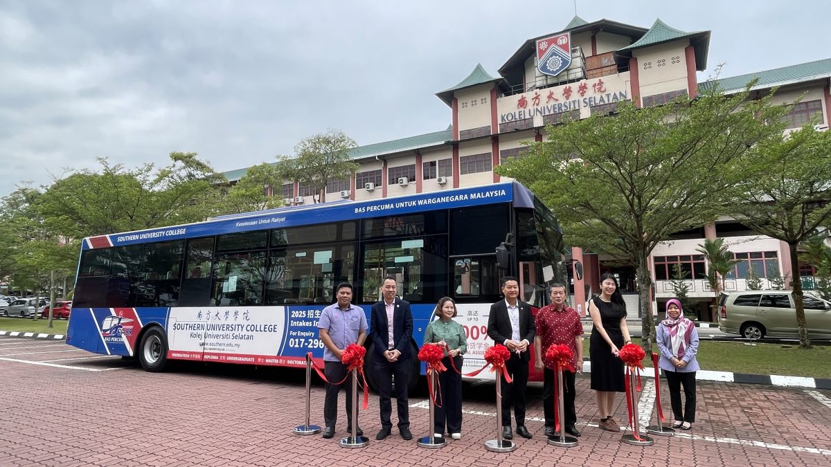 已签发 柔:版头之一:为开放日造势,南方大学学院与PAJ合作投放巴士广告