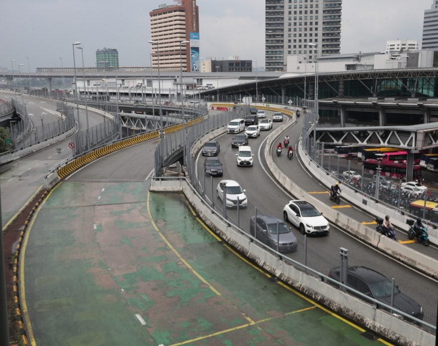 已签发 柔:特稿:新加坡严打跨境载客冲击生计,包车业者与私召车司机拟组公会自救