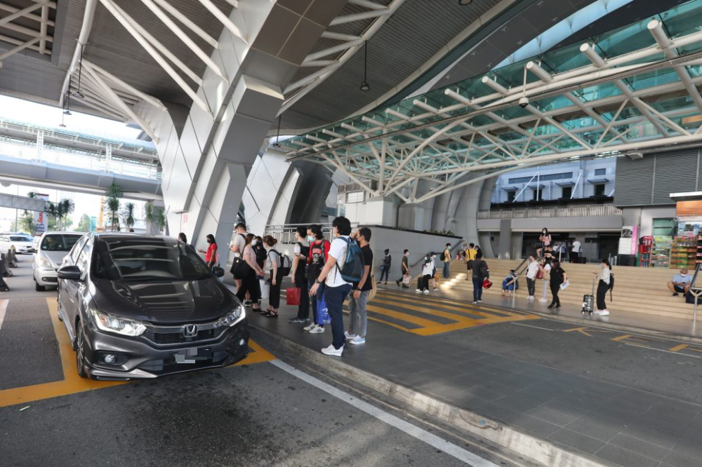 已签发 柔:特稿:新加坡严打跨境载客冲击生计,包车业者与私召车司机拟组公会自救