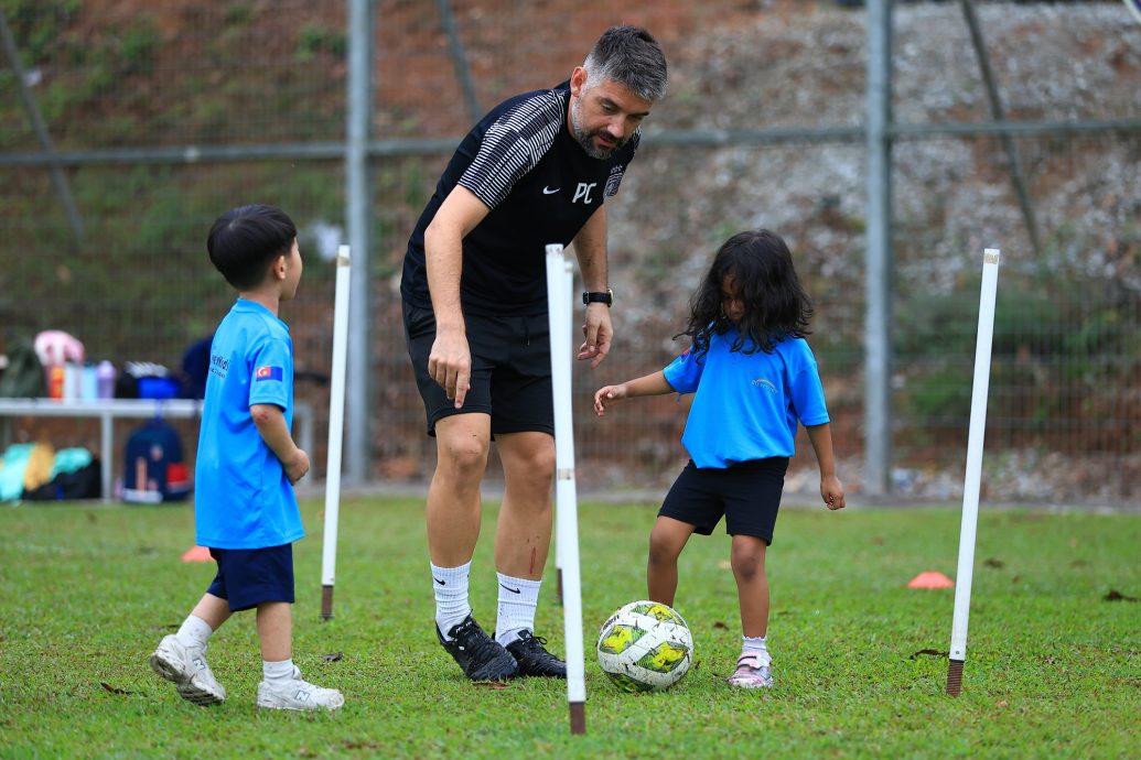 已签发 柔:特稿:JDT携手私人界推假期营 藉活动让幼童爱上足球