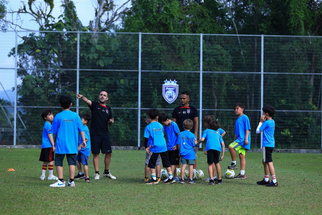 已签发 柔:特稿:JDT携手私人界推假期营 藉活动让幼童爱上足球