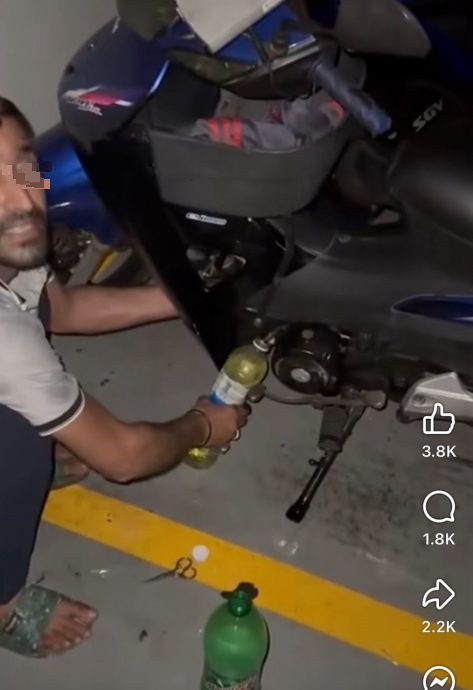 已签发 柔:男女偷摩托车汽油,被车主逮个正着