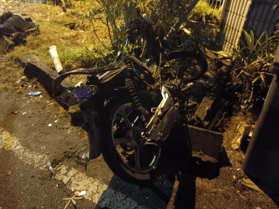 已签发 柔:货车与摩托车相撞  无照少年当场死亡