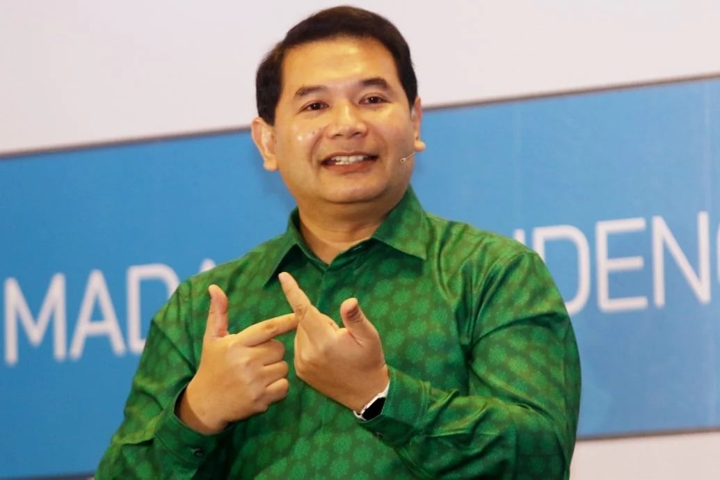 已签发//布城商场外遇袭·拉菲兹儿子送院急救 情况未明