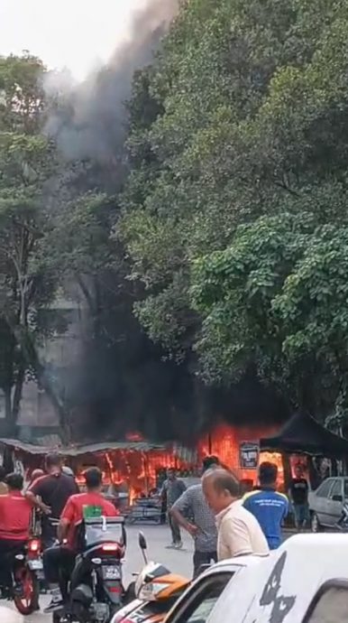 已签发//无拉港食档火灾烧毁·幸无人伤亡