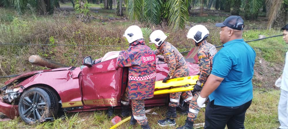 **已签发**柔︰失控撞断2根电柱,金店夫妇魂断公路