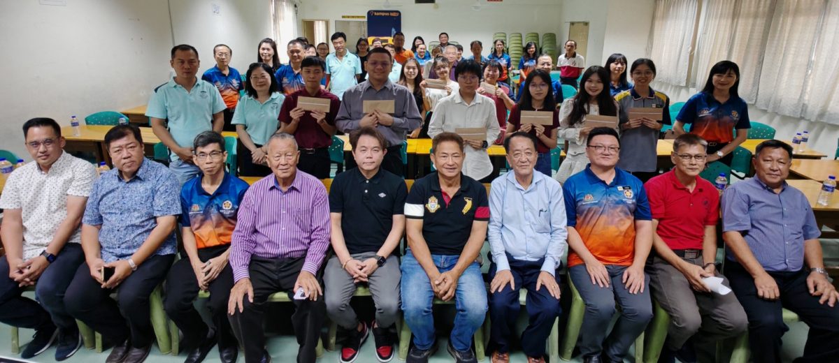 **已签发**柔︰头条之一:率先推“我要当老师” 昔华教发展工委会颁1万2千予8人