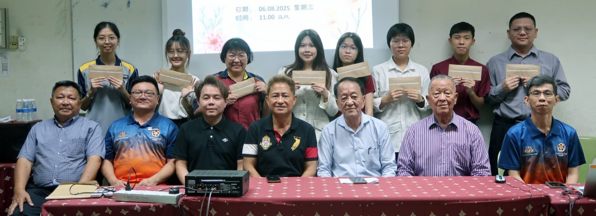 **已签发**柔︰头条之一:率先推“我要当老师” 昔华教发展工委会颁1万2千予8人