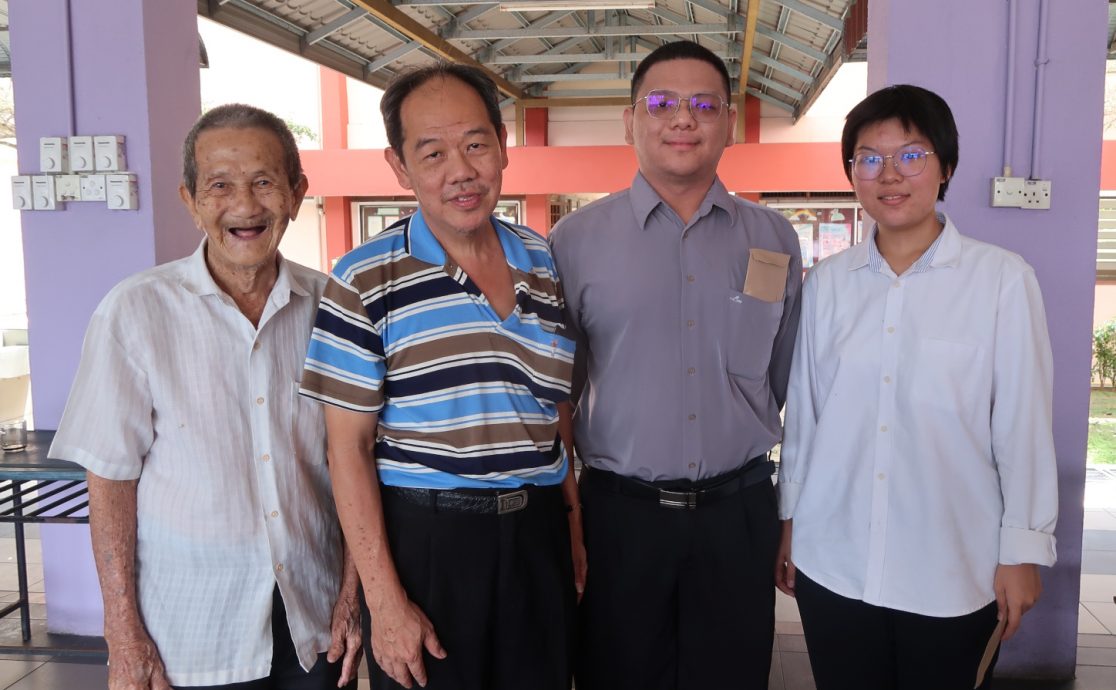 **已签发**柔︰头条之一:率先推“我要当老师” 昔华教发展工委会颁1万2千予8人