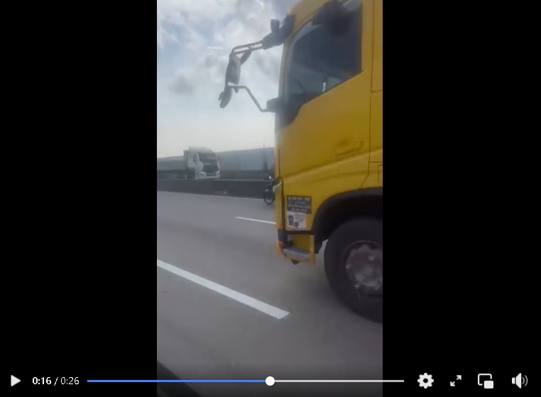 **已签发**柔：19岁女学院生涉大道逆向行驶 警已开档调查