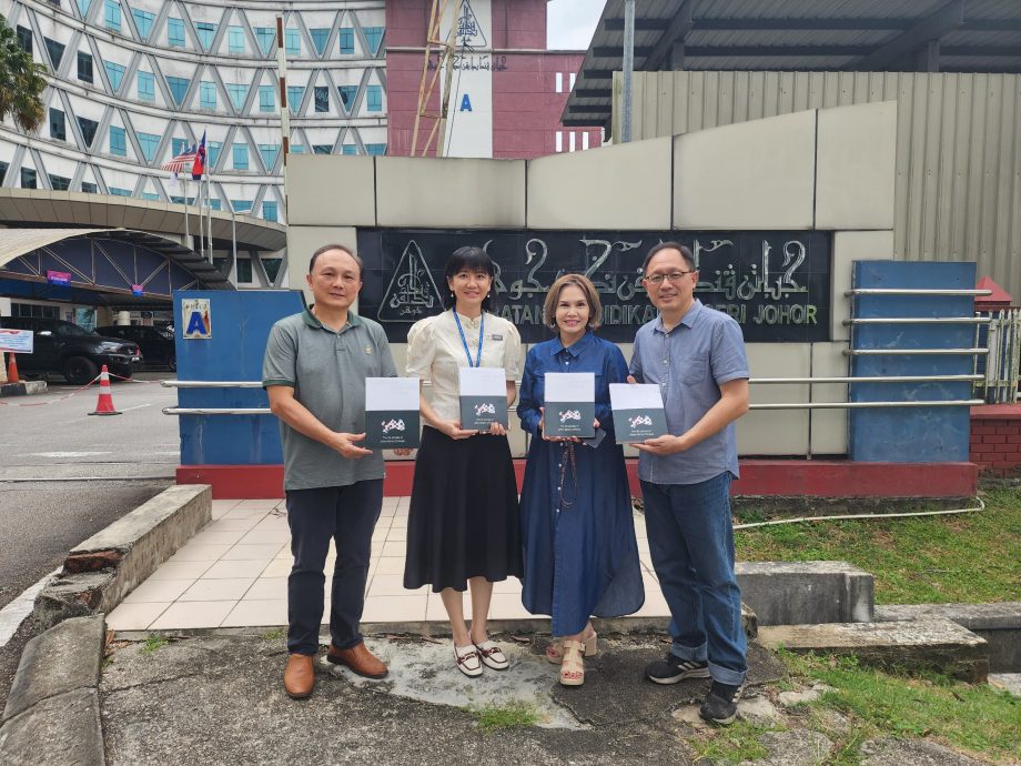 **已签发**柔:头条之一:柔文协100本“新山华人故事”送新山国中