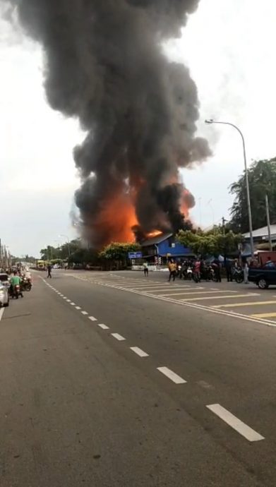 **已签发**柔:封面:圣模那大街大火狂烧 21店屋2板屋沦为废墟