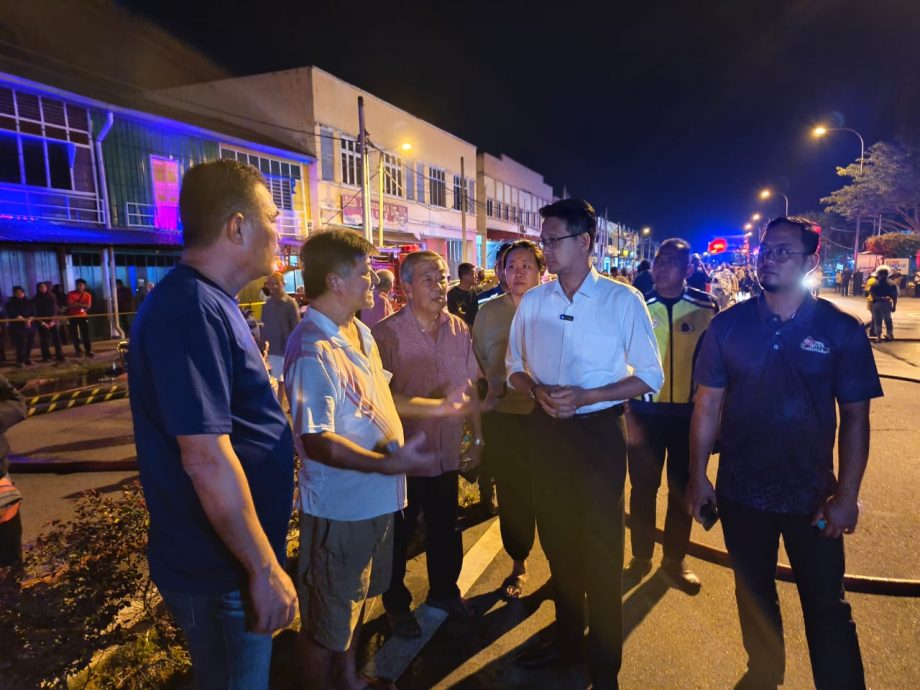 **已签发**柔:封面:圣模那大街大火狂烧 21店屋2板屋沦为废墟