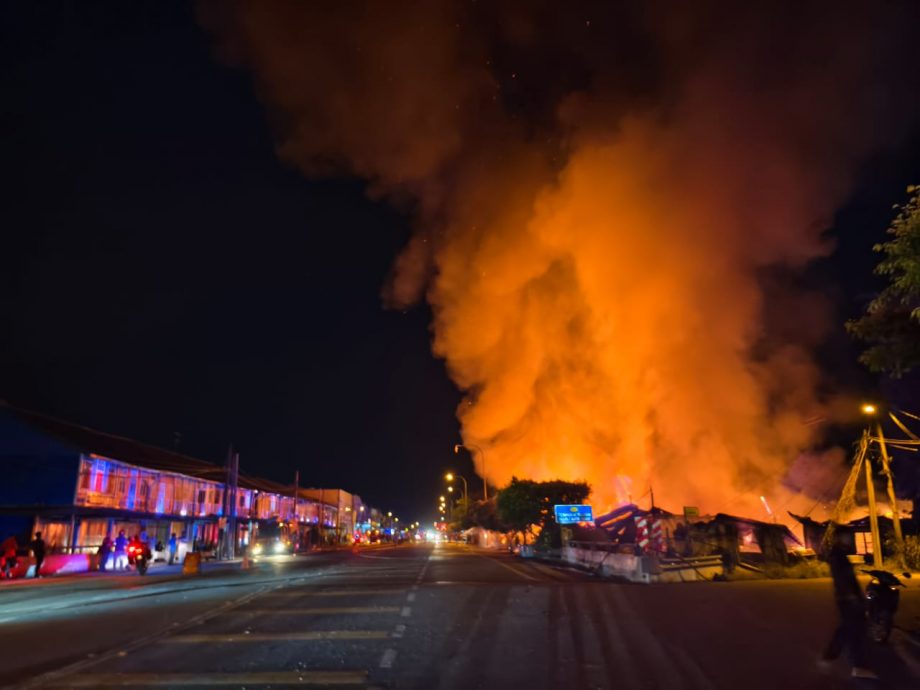 **已签发**柔:封面:圣模那大街大火狂烧 21店屋2板屋沦为废墟