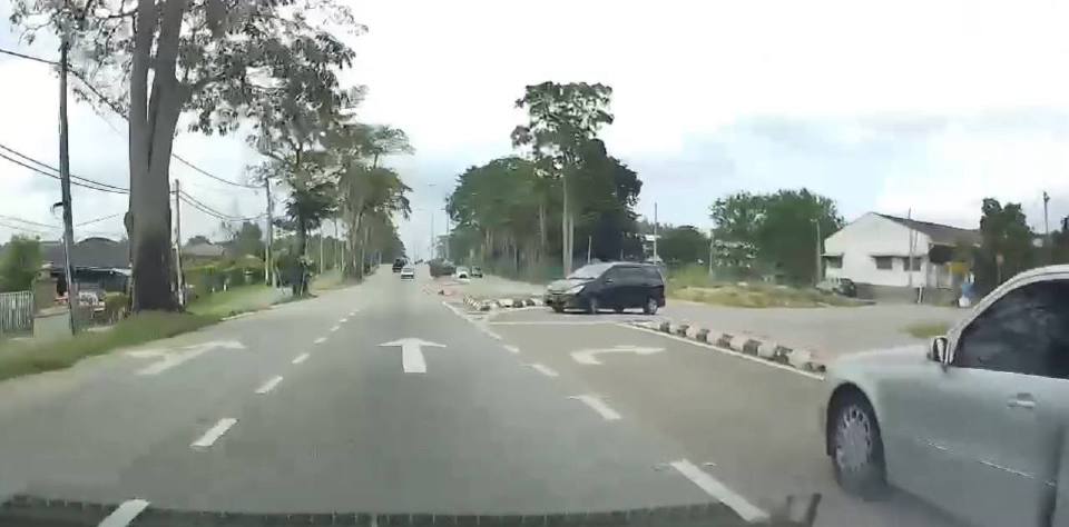 **已签发**柔：强行在主干大道右转  逆行司机遭警方逮捕