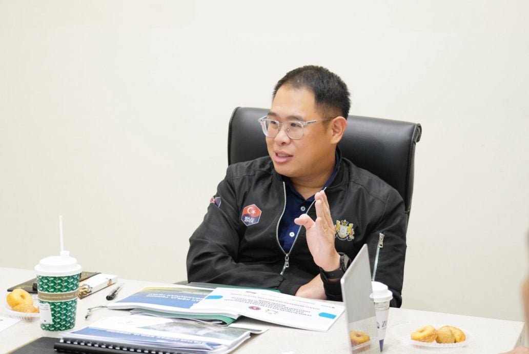 **已签发**柔:显刊:古来新港村长悬空2个月,挂横幅匿名发文再掀风波