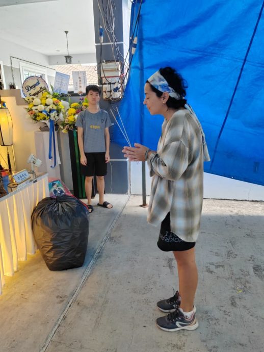 **已签发**柔：法国旅人路过灵堂致祭，跨文化交流显温情