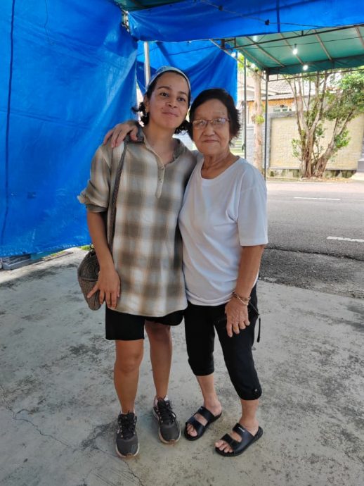 **已签发**柔：法国旅人路过灵堂致祭，跨文化交流显温情