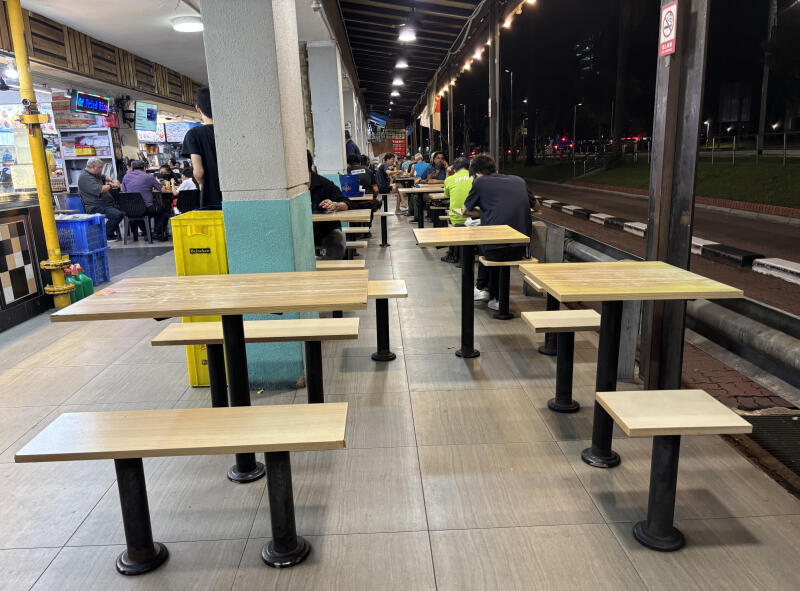 *已签发*柔:狮城二三事:不满被要求换座位 阿叔与清洁嫂起争执