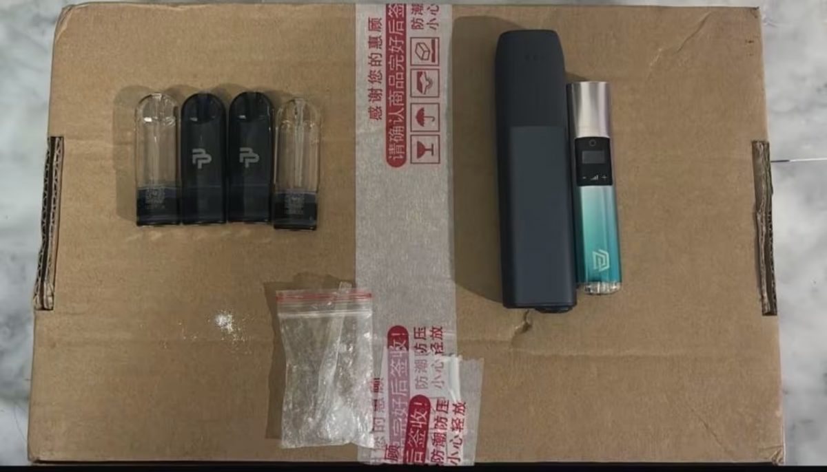 *已签发*柔：狮城二三事：包裹藏电子烟  快递员通报当局两人助查