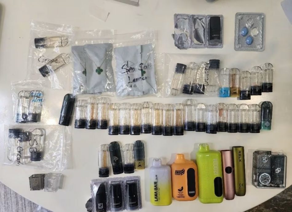 *已签发*柔：狮城二三事：包裹藏电子烟  快递员通报当局两人助查