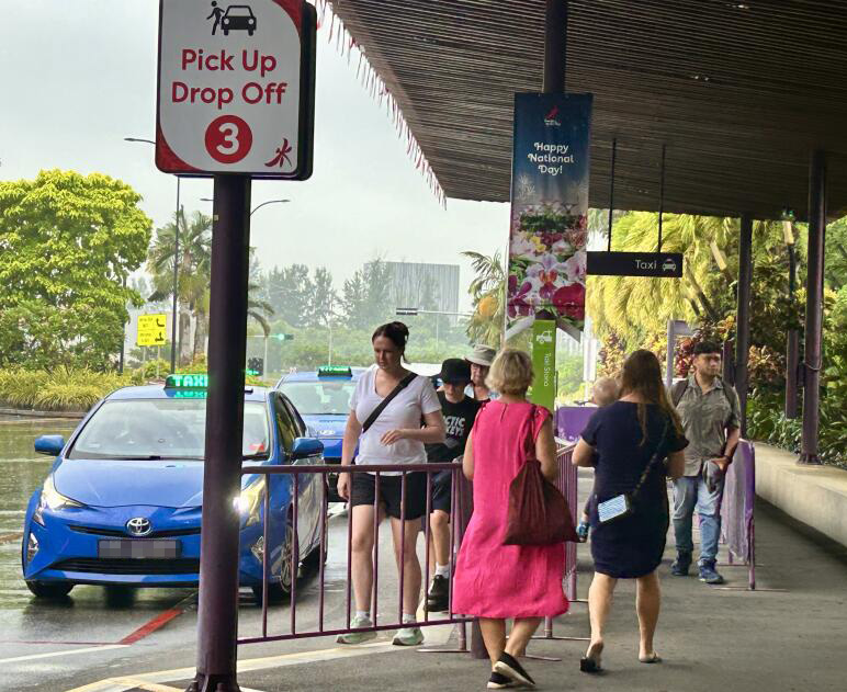 *已签发*柔：狮城二三事：当局严打大马霸王车 狮城司机：载客量大增