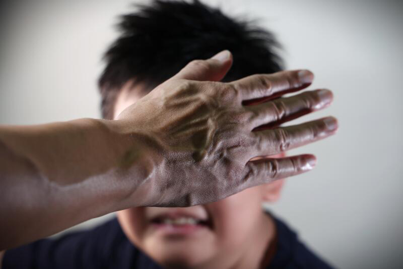 *已签发*柔:狮城二三事:父为3岁女出头 掴6岁童惹官非
