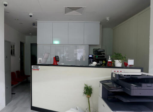 *已签发*柔:狮城二三事:狮城妇付逾3万植牙 诊所突倒闭索偿无门