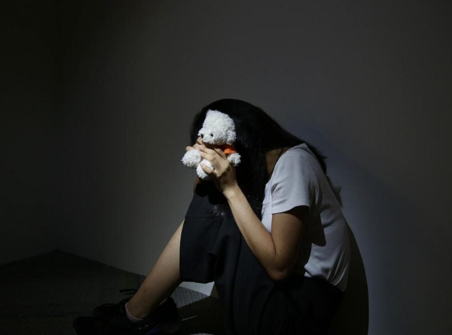 *已签发*柔:狮城二三事:非礼强奸9岁继女3年  继父监16年两个月鞭18下