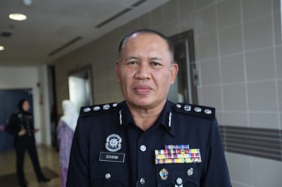 **已签发**柔：男童遭4人围堵狠踹一脚  警方开档调查